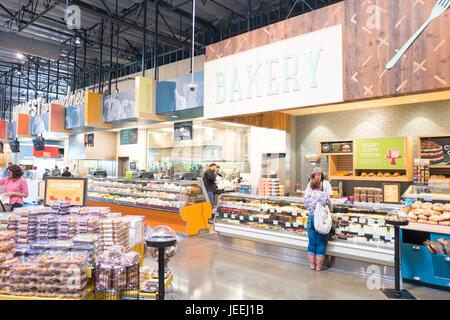 Les acheteurs visitent la section boulangerie au Whole Foods Market épicerie dans Dublin, Californie, le 16 juin 2017. Banque D'Images