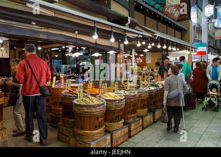 Les gens au marché Nishiki, étroit, cinq long bloc rue commerçante bordée par plus d'une centaine de boutiques et restaurants - à Kyoto, Japon Banque D'Images