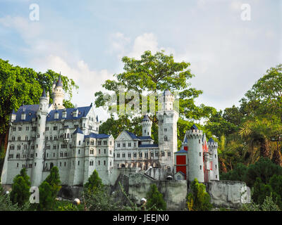 Modèle miniature le château de Neuschwanstein en forêt situé à Mini Siam, Pattaya, Chonburi, Thaïlande Banque D'Images