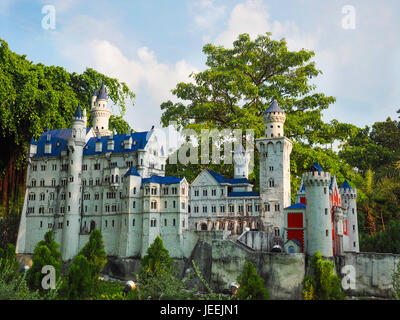 Modèle miniature le château de Neuschwanstein en forêt situé à Mini Siam, Pattaya, Chonburi, Thaïlande Banque D'Images