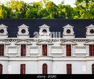 Bâtiment blanc aux fenêtres rouges, toit bleu, motif de Château de Chenonceau, Loire Valley, en français Banque D'Images