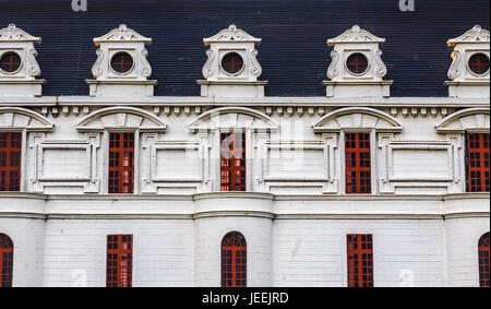 Bâtiment blanc aux fenêtres rouges, toit bleu, motif de Château de Chenonceau, Loire Valley, en français Banque D'Images