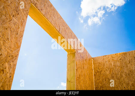 Partie d'une maison en bois en construction à partir de panneaux sip. Banque D'Images