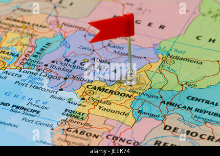 Photo de Cameroun marqué par drapeau rouge dans le support. Pays le continent africain. Banque D'Images