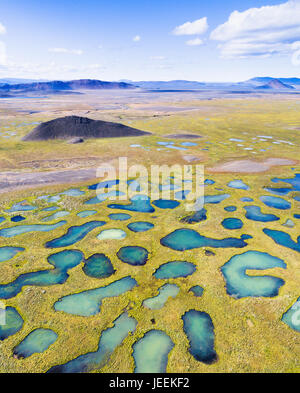 Lakeland - une zone avec beaucoup de lacs et étangs de formes étonnantes dans les hautes terres d'Islande aérienne ; image capturée avec une caméra drone. Banque D'Images