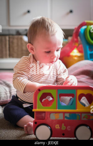 Baby boy playing with toys Banque D'Images