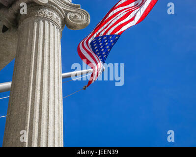 Close up of American flag fluttering against blue sky, Bunker Hill Monument, Charlestown, Boston, Massachusetts, USA Banque D'Images