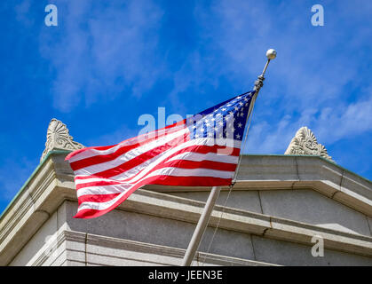 Close up of American flag fluttering against blue sky, Bunker Hill Monument, Charlestown, Boston, Massachusetts, USA Banque D'Images