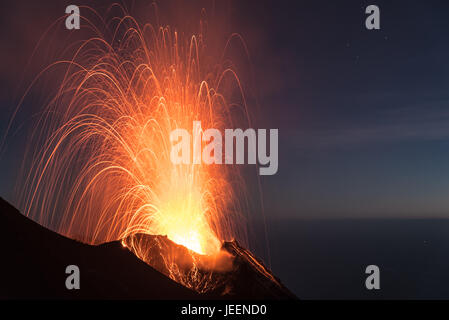 Strombolienne forte éruption volcanique de Stromboli (Îles Éoliennes, Lipari, Italie), des cratères de nuit éclairée par la lune, Juin 2017 Banque D'Images