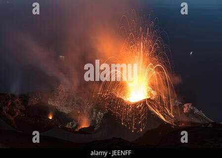 Strombolienne forte éruption volcanique de Stromboli (Îles Éoliennes, Lipari, Italie), des cratères de nuit éclairée par la lune, Juin 2017 Banque D'Images