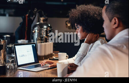 Les gens d'affaires travailler tard sur ordinateur portable. Partenaires d'affaires à l'aide d'un ordinateur portable au démarrage de l'office. Banque D'Images