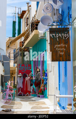 Boutiques dans Main Street village sur l'île de Kéa en Grèce. Banque D'Images