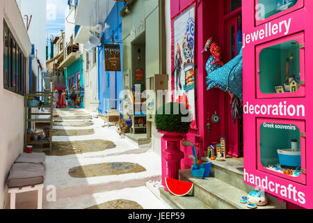 Boutiques dans Main Street village sur l'île de Kéa en Grèce. Banque D'Images