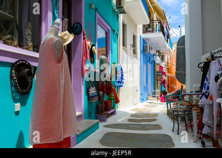 Boutiques dans Main Street village sur l'île de Kéa en Grèce. Banque D'Images