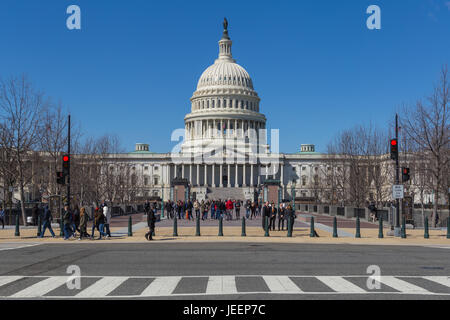 Les touristes et les visiteurs à l'avant du Capitole à Washington, DC. Banque D'Images