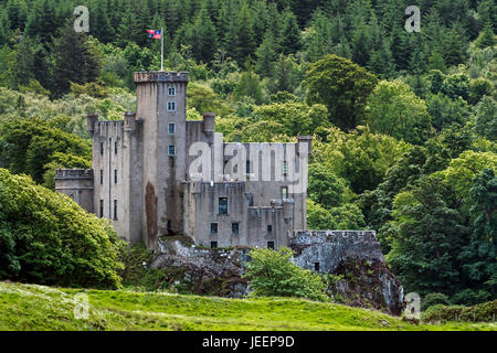 Château de Dunvegan, accueil des chefs de clan MacLeod de l'île de Skye, en Écosse, les Highlands écossais Banque D'Images