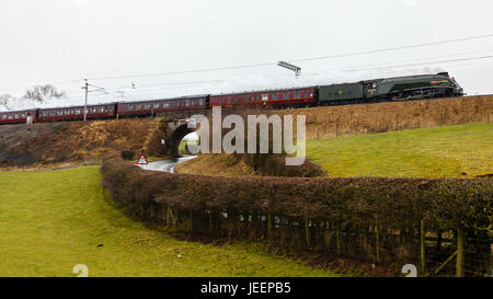 Locomotive vapeur 60009 préservé Union des chefs de l'Afrique du Sud l'hiver Cumbrian Mountain express direction nord à travers Great Strickland, Cumbria. Banque D'Images