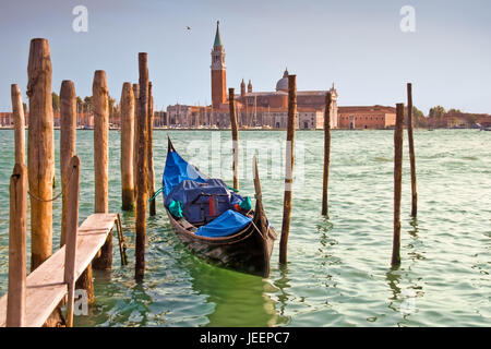 Seule la gondole sur le Grand Canal en face de l'église San Giorgio, Venise, Italie Banque D'Images