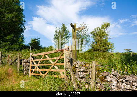 Une porte et sentier du panneau à Deerleap dans les Mendip Hills près de Westbury-sous-Mendip, Somerset, Angleterre. Banque D'Images