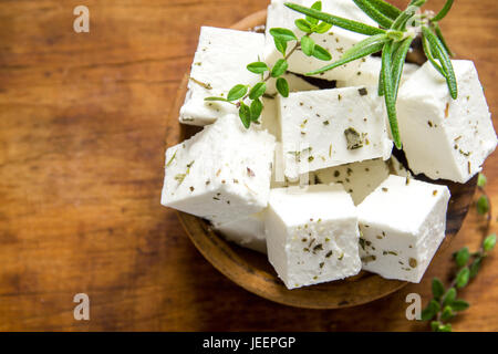 Feta grecque frais. Sain ingrédient pour la cuisson de la salade. Fromage feta de chèvre aux fines herbes. Banque D'Images