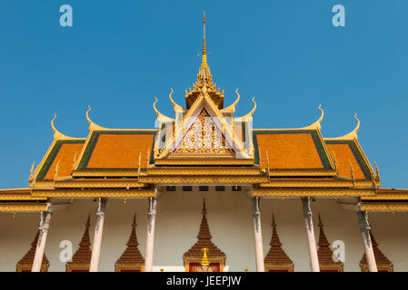 L'architecture khmère traditionnelle avec la salle du trône à l'intérieur du Palais Royal, Phnom Penh, Cambodge. Banque D'Images
