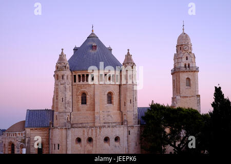 Vue sur le dôme et le clocher de l'église de la Dormition ou Hagia Maria Sion abbaye sur le mont Sion vieille ville Jérusalem Israël Banque D'Images