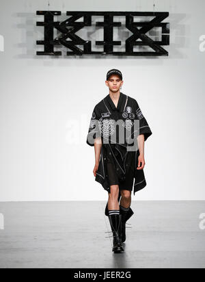 KTZ SS18 catwalk du Strand 180 lors de la London Fashion Week Mens avec un des modèles masculins en tenant la scène et la production très urban fashion show avec un bang Banque D'Images