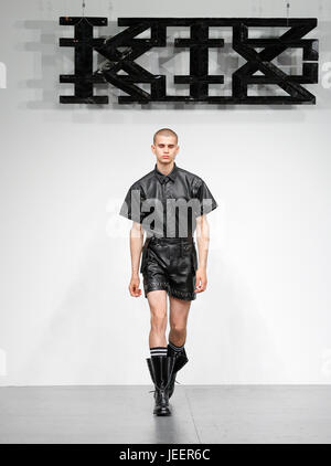 KTZ SS18 catwalk du Strand 180 lors de la London Fashion Week Mens avec un des modèles masculins en tenant la scène et la production très urban fashion show avec un bang Banque D'Images
