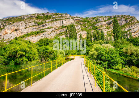 Pont sur la rivière Krka près de Roski slap dans le Parc National de Krka, Croatie. Banque D'Images