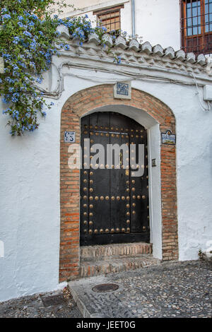 Porte d'une maison andalouse dans l'Albaicin, Grenade, Espagne Banque D'Images