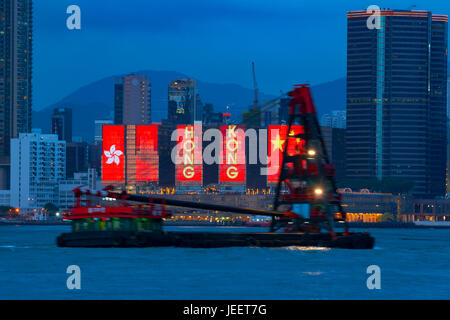 Décorations de Hong Kong le long de Victoria Harbour célébrant la rétrocession de Hong Kong à partir du Royaume-Uni à la Chine continentale en 1997. Banque D'Images