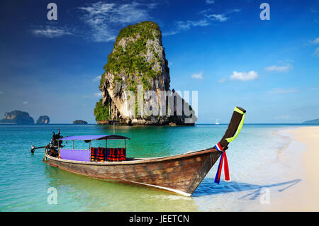 Tropical beach, bateau longtail, la mer d'Andaman, Thaïlande Banque D'Images