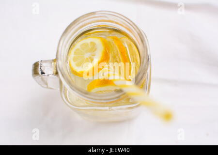 L'eau avec l'orange et le citron dans un bocal en verre. Boisson d'été froide Banque D'Images