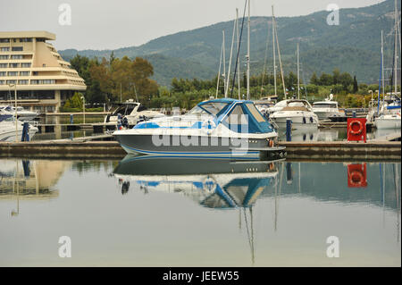 Yachts ancrés à la marina.Voilier port, de nombreux voiliers amarrés dans le port de mer, transport de l'eau moderne,vacances d'été, vie de luxe Banque D'Images