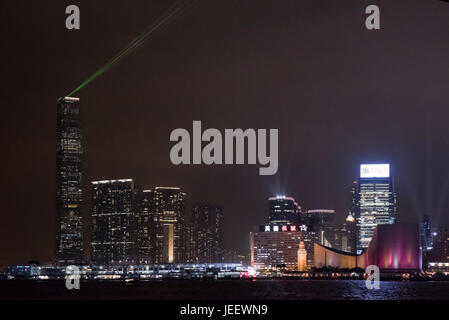 Vue horizontale de la lumières sur Kowloon à Hong Kong la nuit, la Chine. Banque D'Images