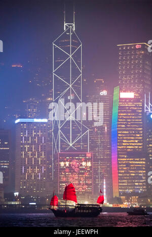 Vue verticale de l'île de Hong Kong dans le brouillard éclairé la nuit, en Chine. Banque D'Images