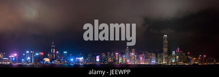 Vue panoramique horizontal de l'île de Hong Kong dans le brouillard éclairé la nuit, en Chine. Banque D'Images