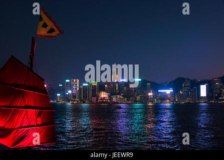 Cityscape horizontale de l'île de Hong Kong allumé jusqu'au coucher du soleil, la Chine. Banque D'Images