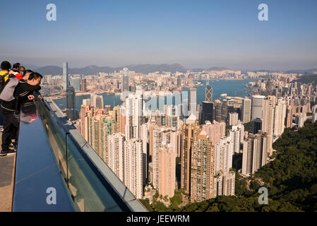 Vue horizontale de personnes profitant de la vue depuis le sommet de Hong Kong, Chine. Banque D'Images