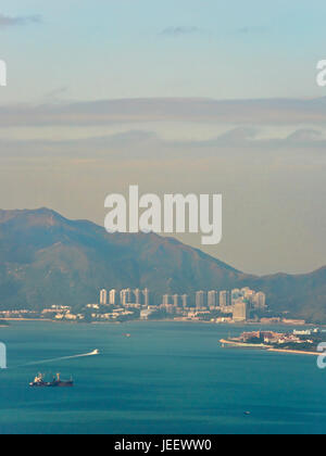 Antenne verticale paysage de Discovery Bay sur l'île de Lantau à Hong Kong, Chine. Banque D'Images