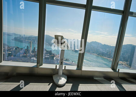 Vue horizontale du Ciel100 Pont d'observation à l'International commerce center à Hong Kong, Chine. Banque D'Images