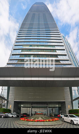 Au niveau de la rue panoramique vertical vue de l'entrée au Ritz Carlton à l'International commerce center à Hong Kong, Chine. Banque D'Images