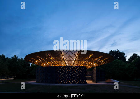 Vue de nuit. La serpentine Pavillon d'été 2017, Londres, Royaume-Uni. Architecte : Diebedo Francis Kéré, 2017. Banque D'Images