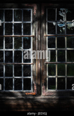 Vieille maison de bois de la fenêtre. Détail de construction en milieu rural. Accueil Campagne scandinave. Banque D'Images