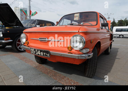 1969 Moskvitch 412 Rouge 966 ZAZ à l'exposition de voitures anciennes. L'été. Le Bélarus. De Vitebsk. 2017. Banque D'Images