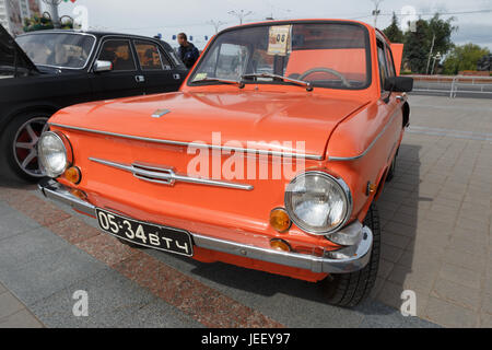 1969 Moskvitch 412 Rouge 966 ZAZ à l'exposition de voitures anciennes. L'été. Le Bélarus. De Vitebsk. 2017. Banque D'Images