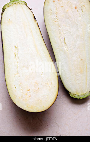 Réduit de moitié l'aubergine sur fond blanc Banque D'Images