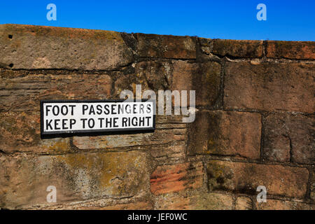 Inscrivez-pied avertissement les passagers à rester à droite sur Berwick's Vieux Pont. Berwick upon Tweed. Plus au nord de la ville. Englands Banque D'Images