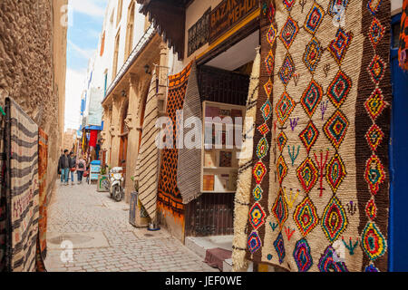 Vente de tapis dans les souks dans les remparts de la vieille médina, Essaouira Banque D'Images