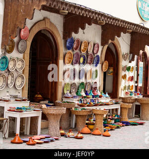 Souvenirs de la poterie en vente dans les souks de la vieille médina, Essaouira Banque D'Images